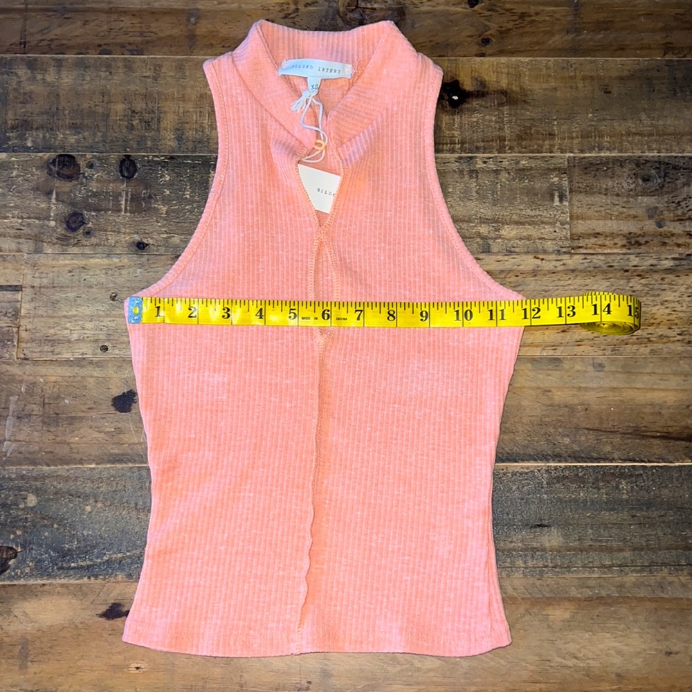 Keyhole Cropped Tank - Picture 3 of 5